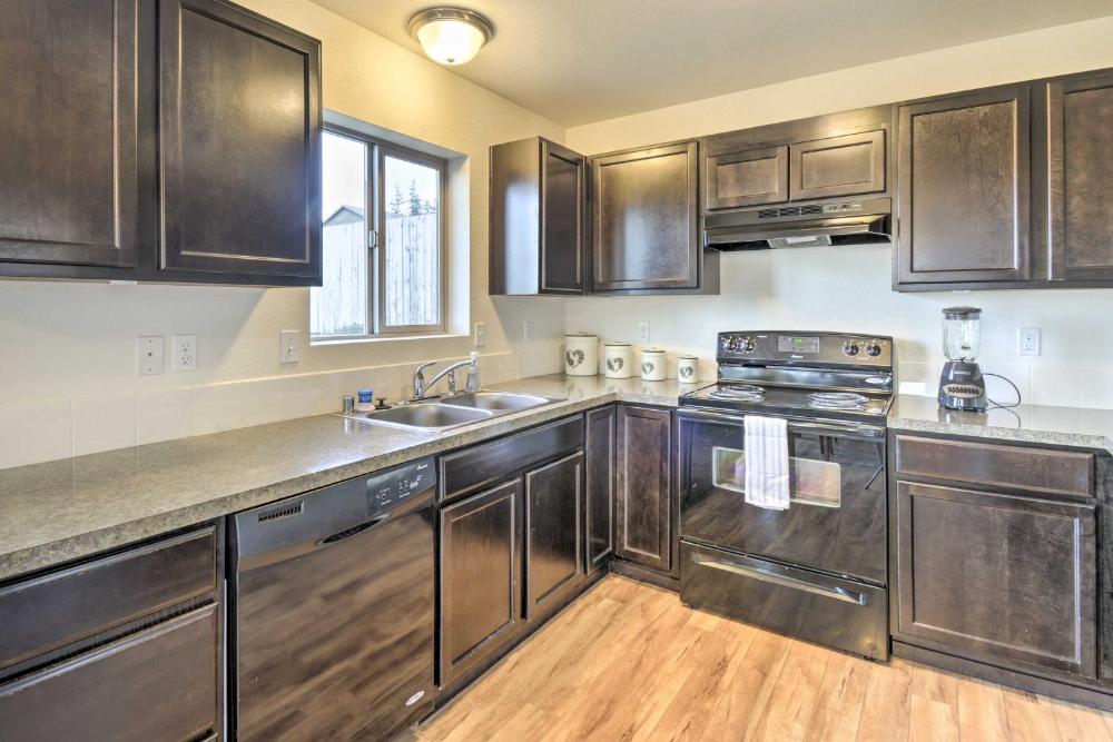 Pet-Friendly Poulsbo Abode with Mountain Views!